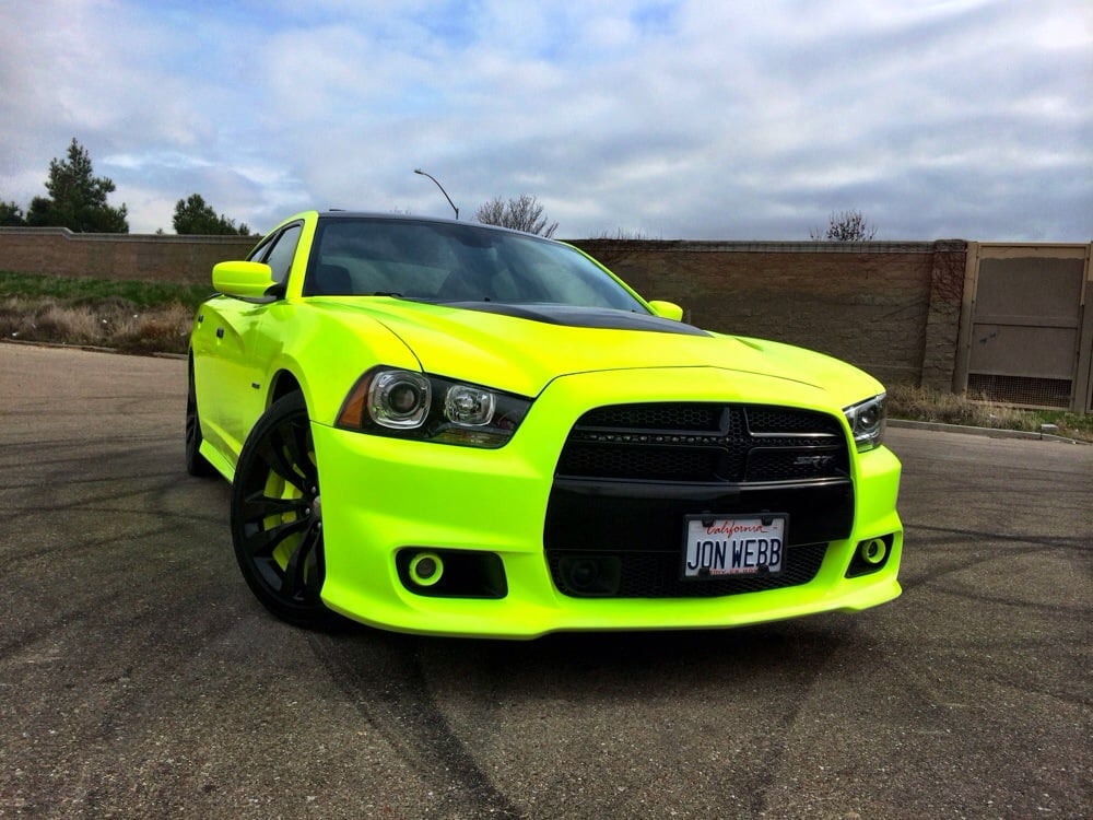 Лаймовый код. Кислотно зеленая БМВ. Dodge Neon Yellow. Додж Чарджер желтый. Кислотно зеленый Смик.